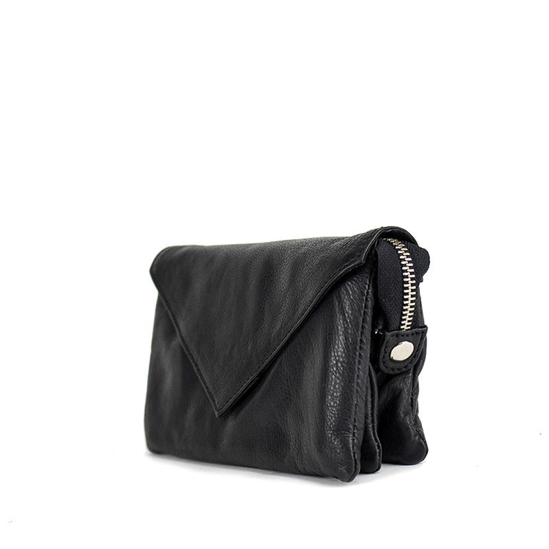 RE:DESIGNED Claire clutch i skinn, svart