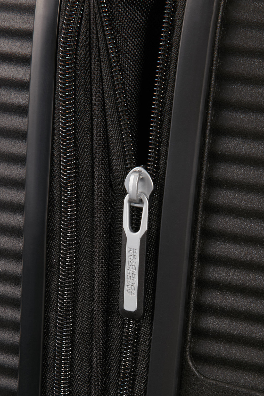 American Tourister Soundbox 69cm Exp Bass Black - bagsandluggage.no