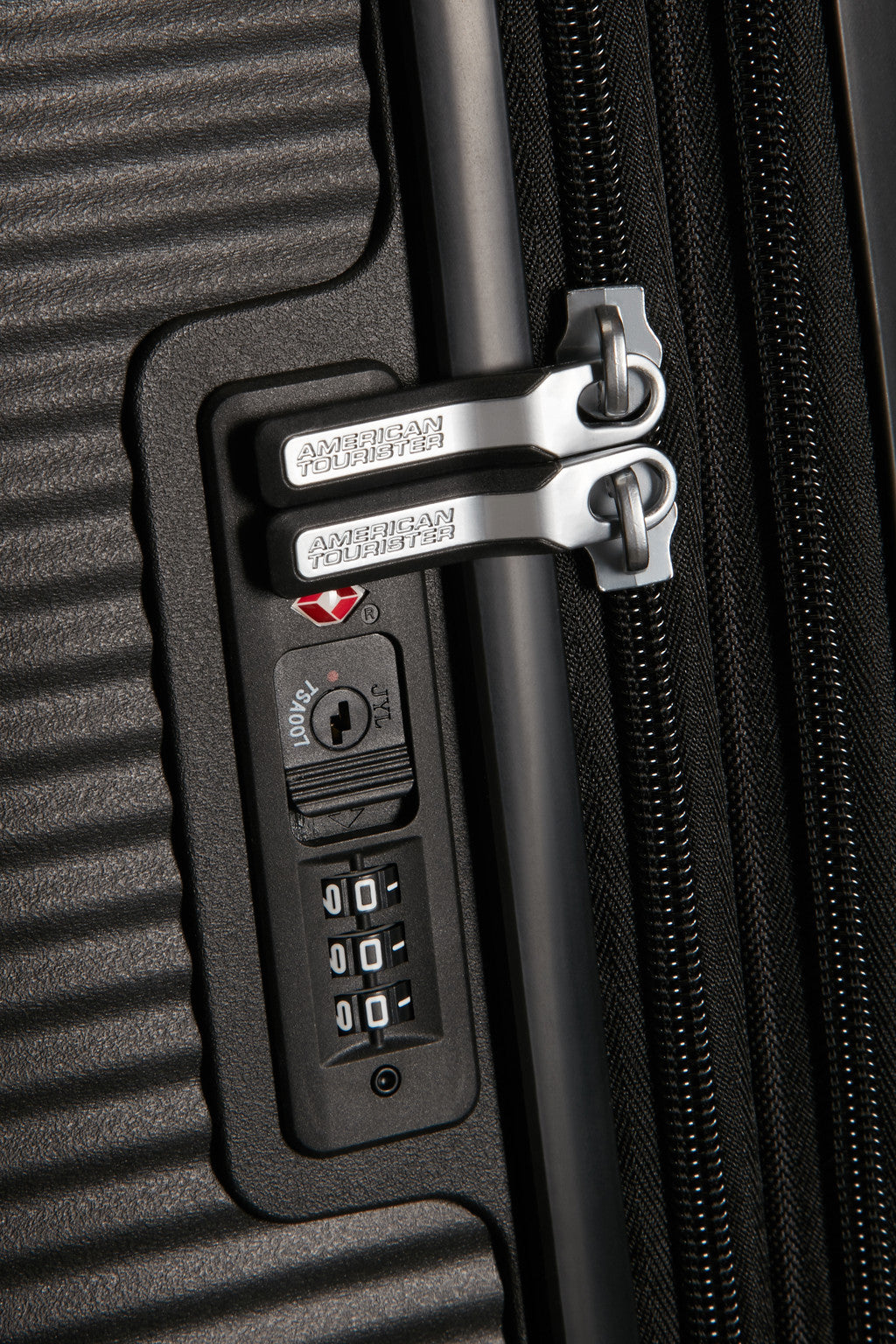 American Tourister Soundbox 69cm Exp Bass Black - bagsandluggage.no