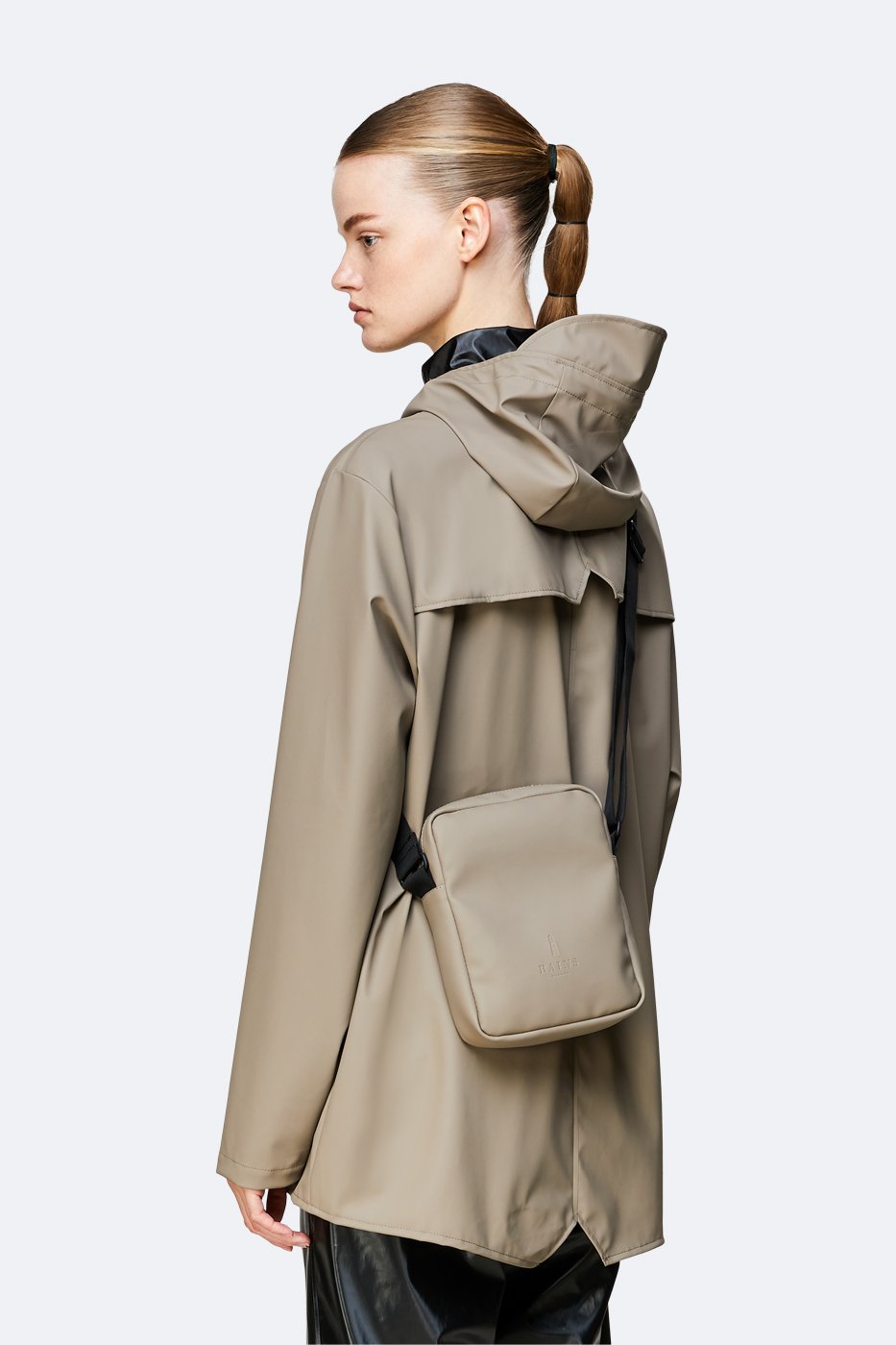 Rains Jet Bag Taupe - bagsandluggage.no