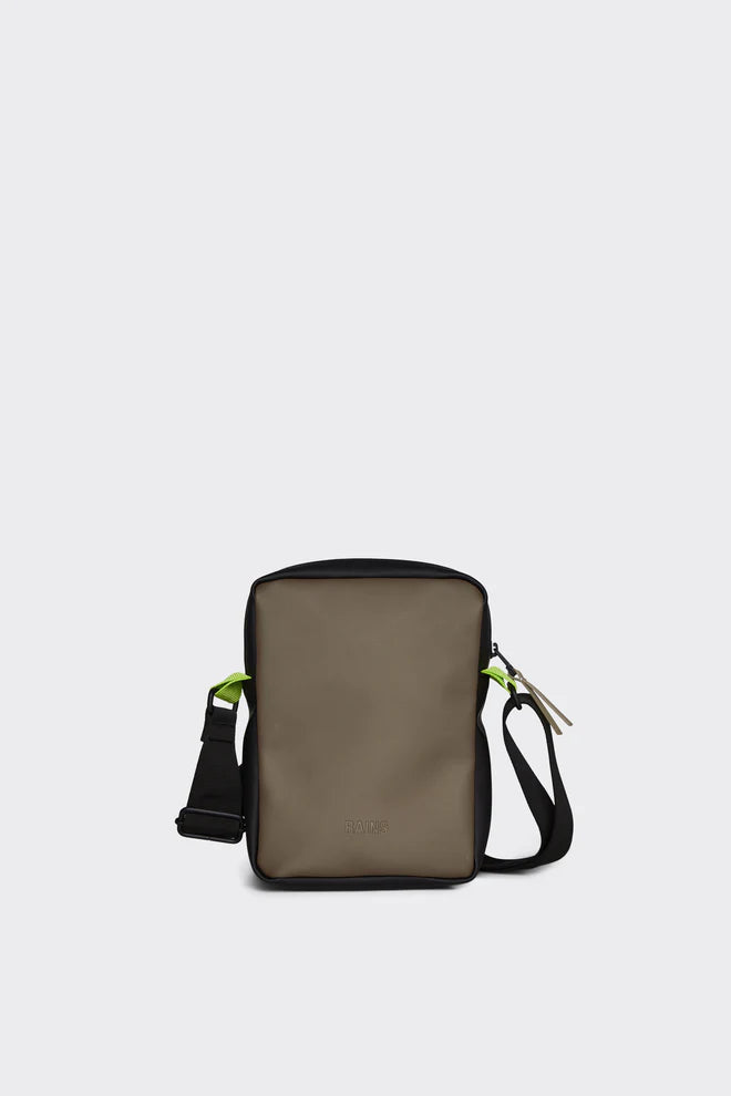 RAINS 13560 JET BAG BLACK-WOOD
