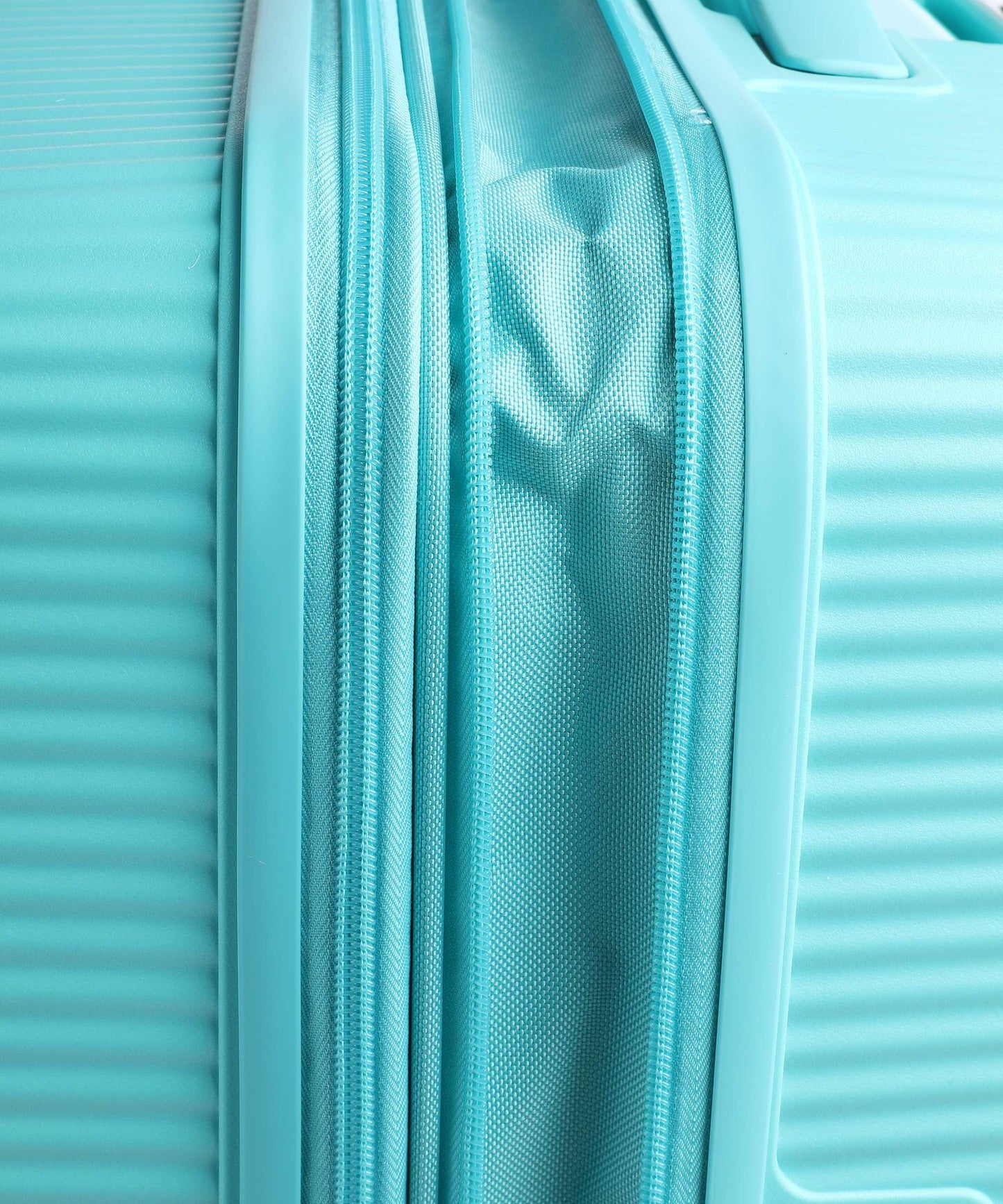 AMERICAN TOURISTER SOUNDBOX SPINNER 67/24 TSA EXP POOLSIDE BLUE - - bagsandluggage.no