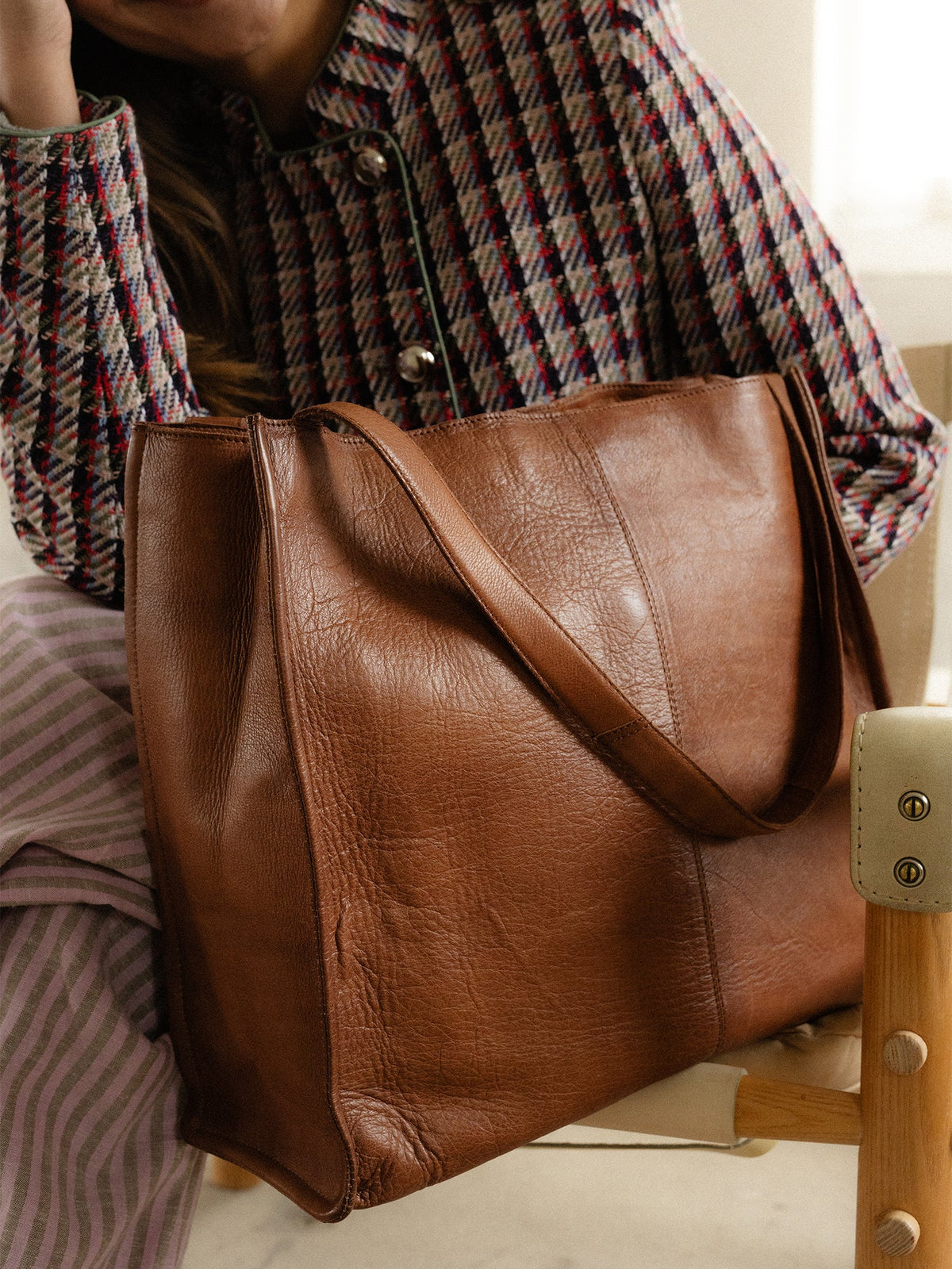 RE:DESIGNED Aro Urban skulderveske i skinn, Walnut