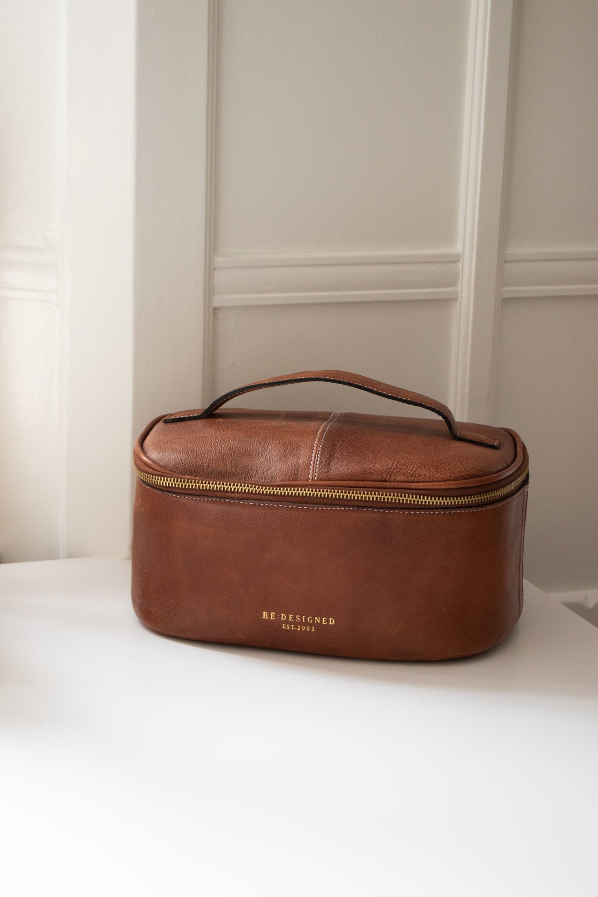 RE:DESIGNED Helga Big toalettmappe i skinn, Walnut