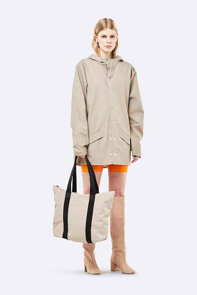 Rains Tote Bag Rush Beige - bagsandluggage.no