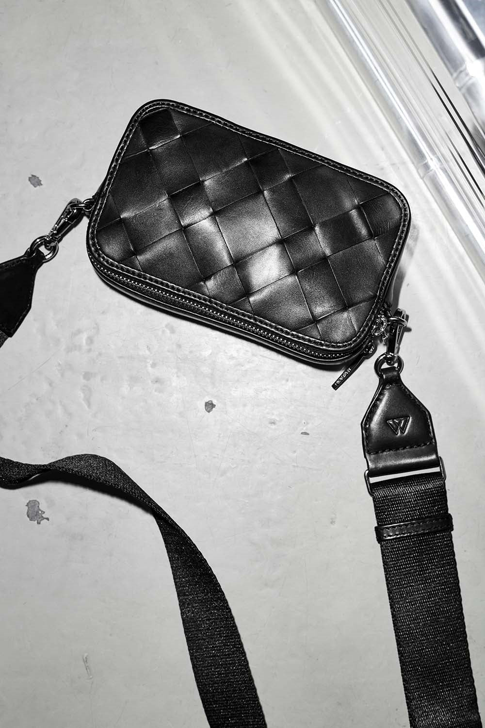 Markberg 5524ANT Ena Crossbody Bag Antique Black - bagsandluggage.no